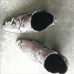 Qupid python snake ankle booties